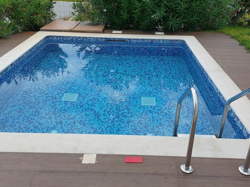 Korell 2 Modern Retreat view 2