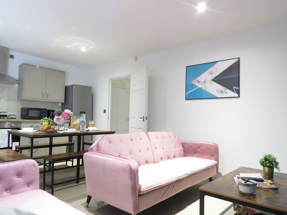 Tudors eSuites 4 Bedroom House view 2