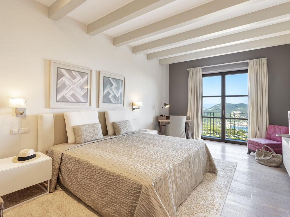 Majestic Villa With Harbour Views