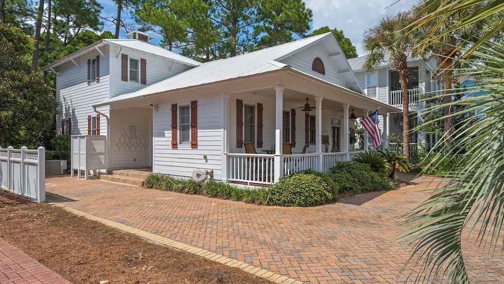 Charming Beach Cottage, 2 Pools and Tennis Access + Free Attraction Tickets!