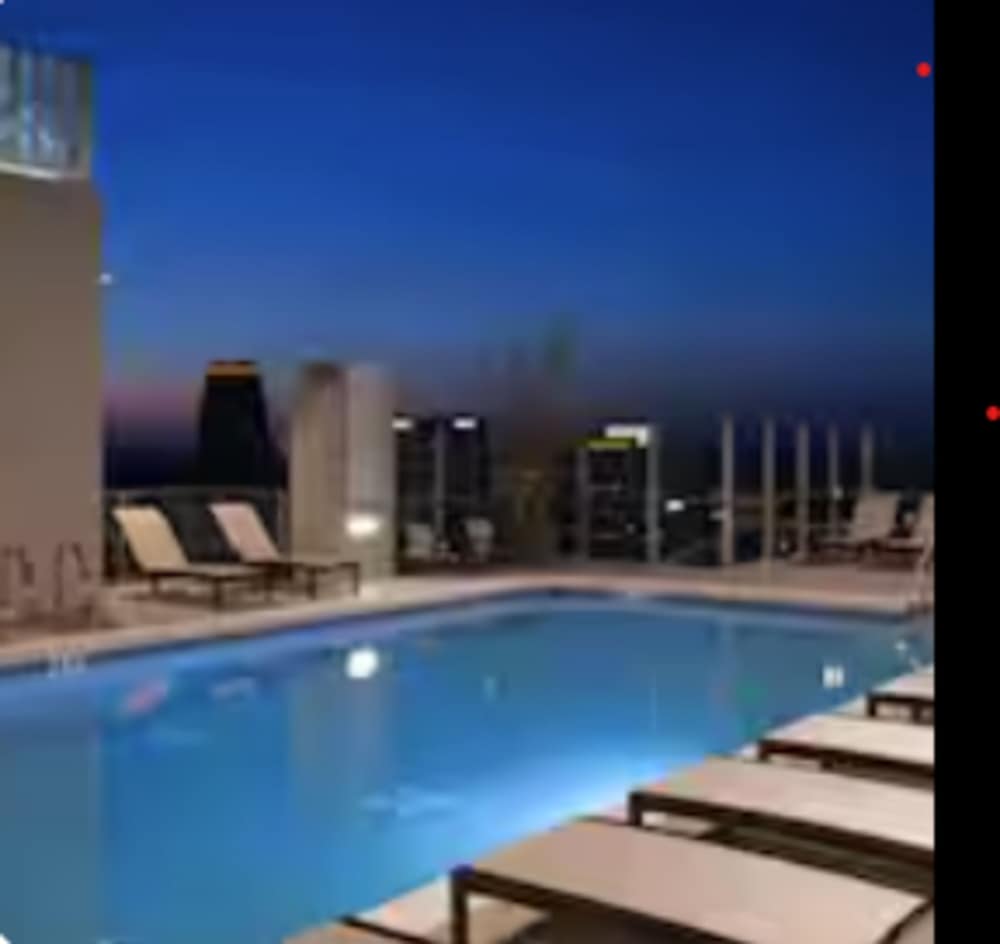 Mid-town Luxury Apt High Rise Gym Pool Parking