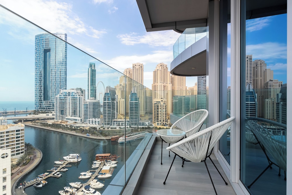 SIMPLY COMFORT  Bright Apartments Steps from Marina Walk