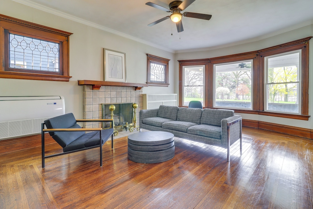 Walkable Apt: 4 Mi to Downtown Toledo!