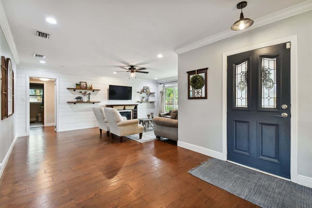 Spacious 4 Bedroom Entire Home, Tampa, Fire Pit