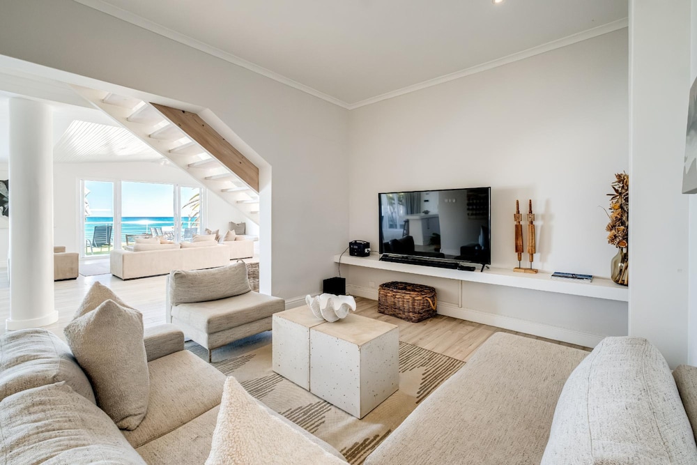 Camps Bay Villa w Views Pool Sapphire Tide Retreat