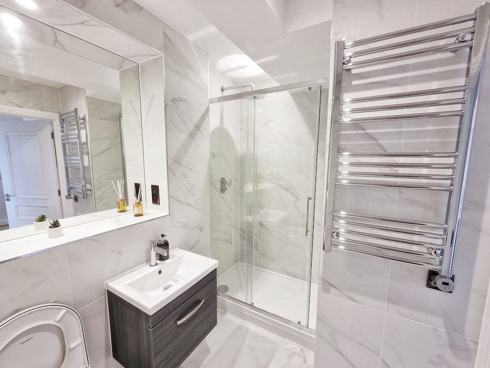 1 Bed Flat - Sleeps 2 - Parking - Wifi