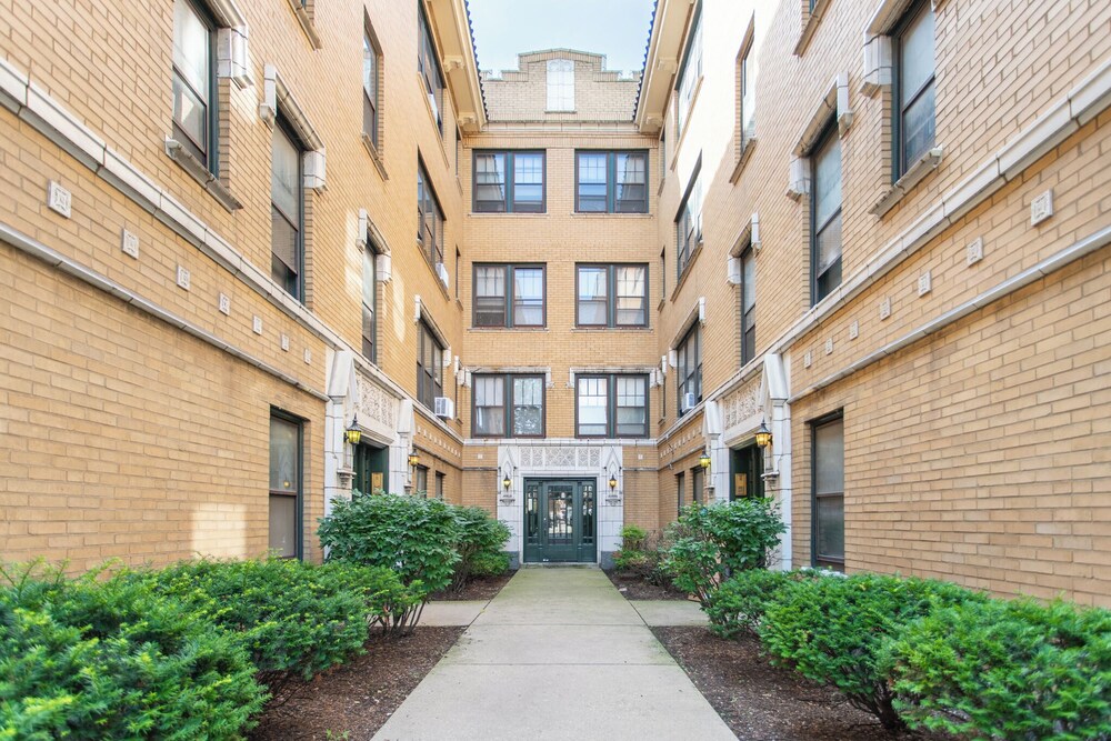 Nice 1BR Spot - Eastwood rep