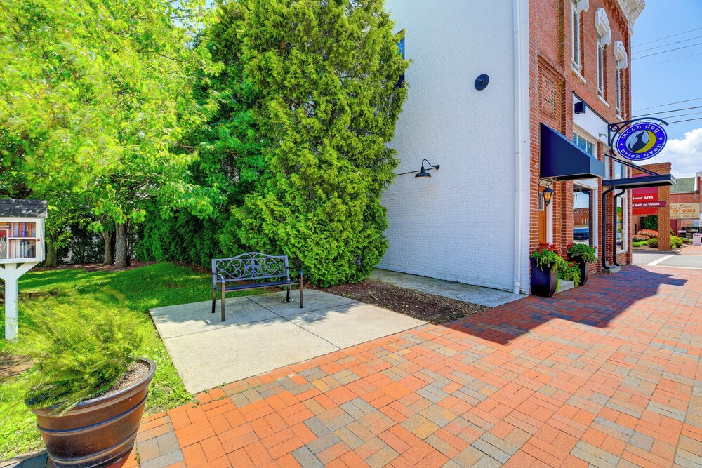 Walkable Wytheville Loft on Main Street!