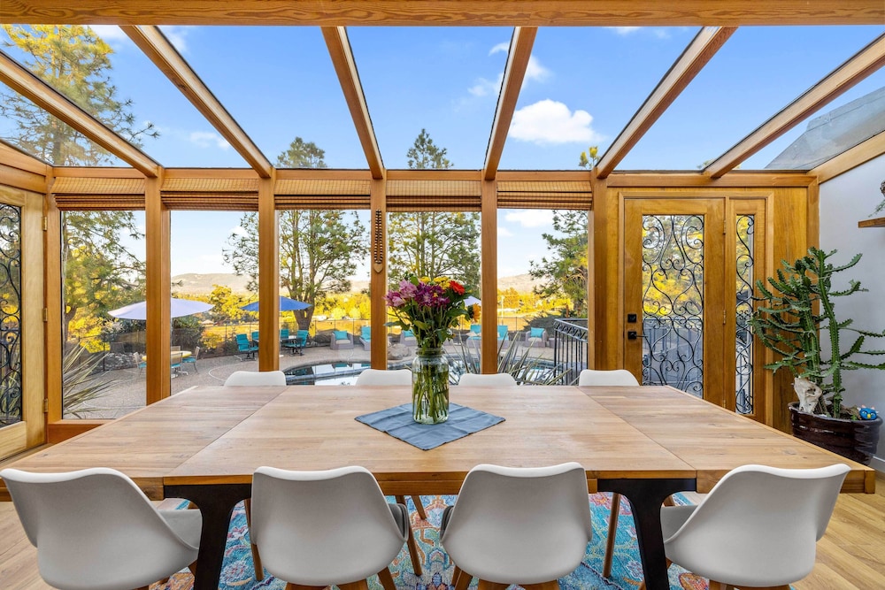 Private Pool & Large Deck: Modern Cotati Villa!