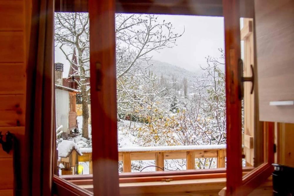 Kedra Village Chalet - Cozy Mountain Retreat