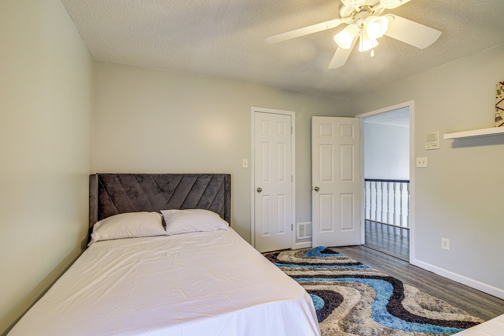Residential Cul-de-sac: Suburban Memphis Hideaway!