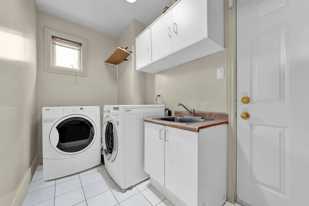 Mississauga Retreat Your Spacious 5-bedroom Home