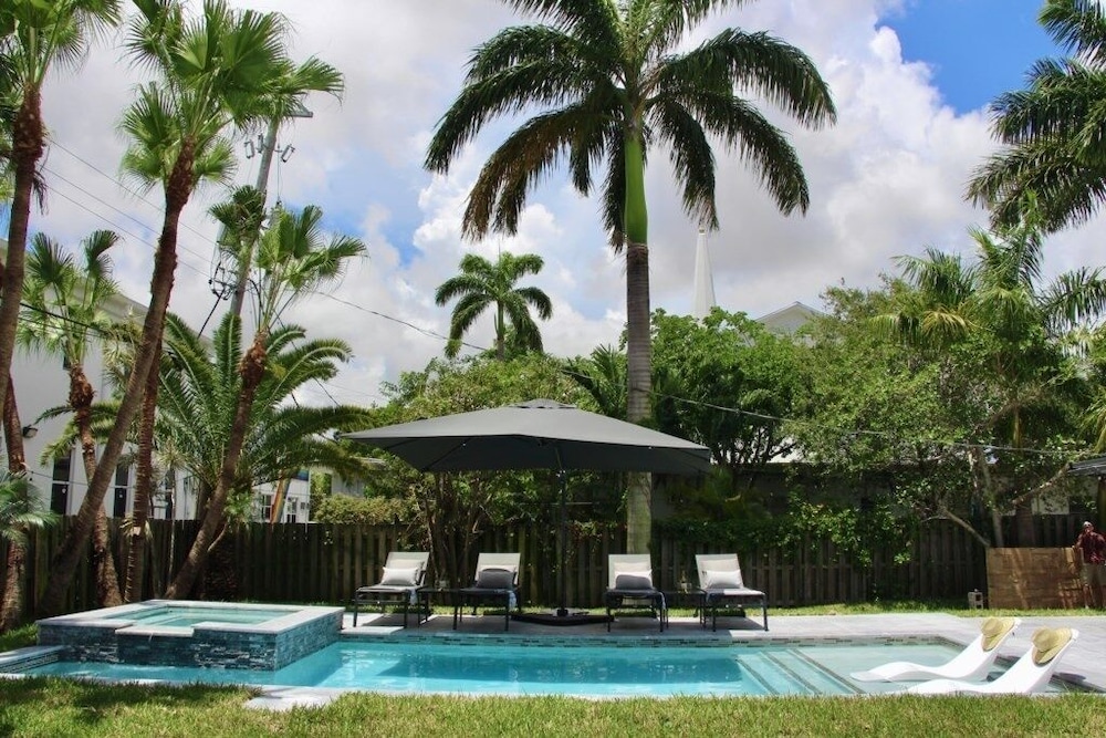 Fox Private Resort- Near Downtown & Beach 8 Bedroom Home