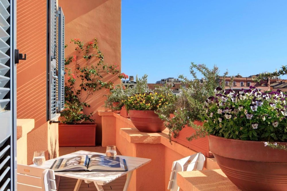 Roof Suite Rome Suitable for 6 Persons