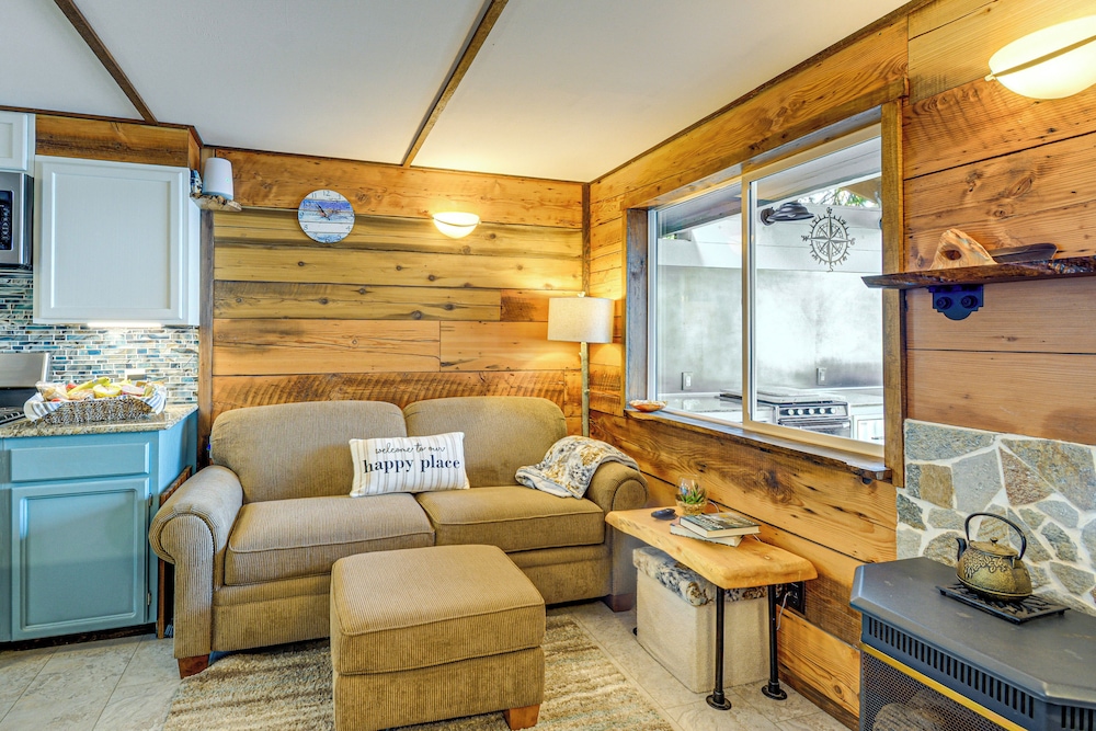 Outdoor Kitchen & Canal Views: Cabin in Quilcene!