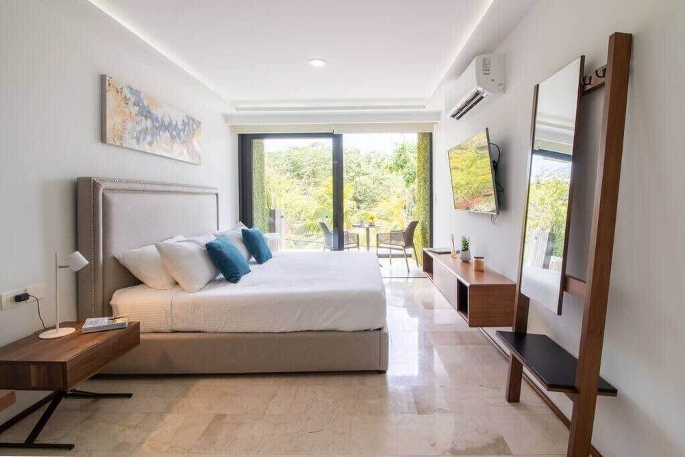 Ocean view Rooftop Studios with Pool