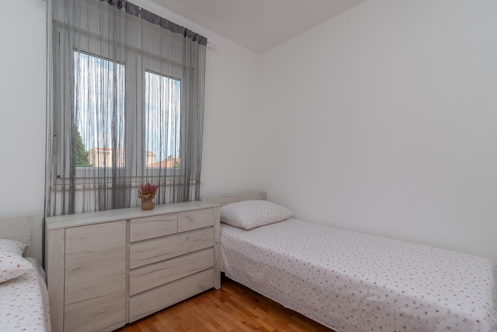Modern apt w. Terrace, 2 min Walk to the Beach photo 4
