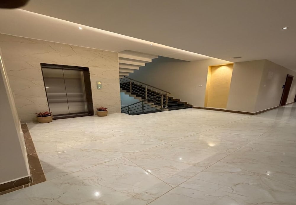 M R SUITES