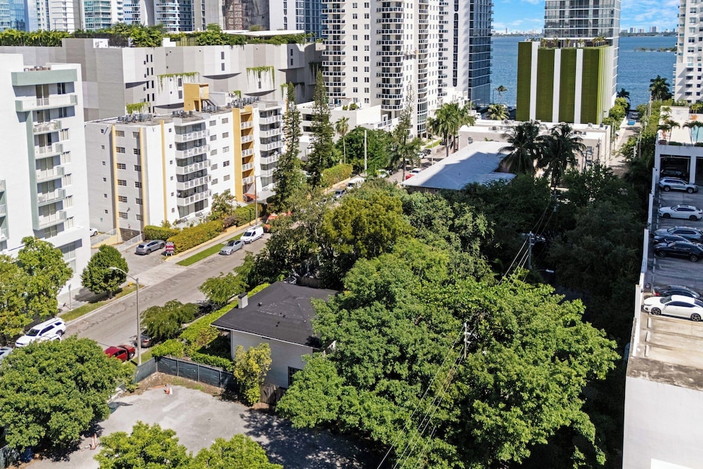 7BD Downtown Oasis Pool