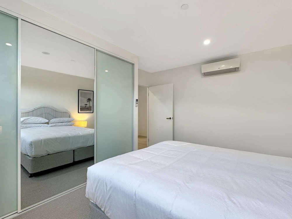 Elegantly Spacious 3-bed Unit Overlooking the Bay