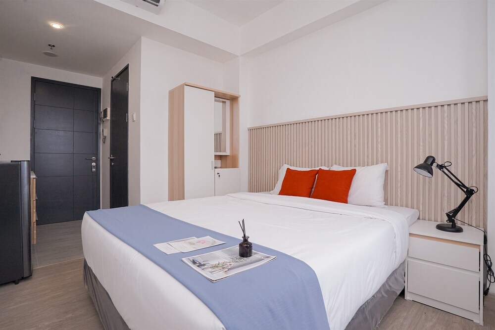 Comfortable Studio Room at Collins Boulevard Apartment