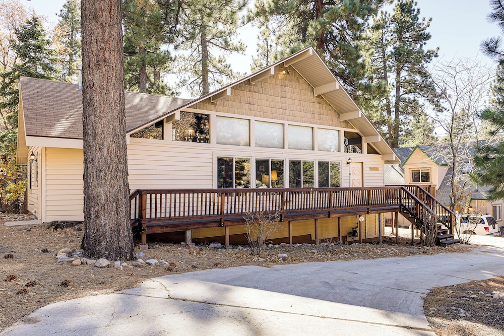 1 Mi to Skiing & Hiking: Big Bear Cabin