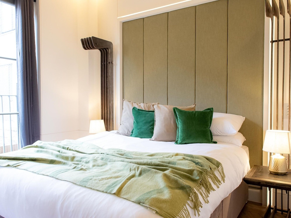 Five Bedroom Near Camden Arts Centre by Bevilla