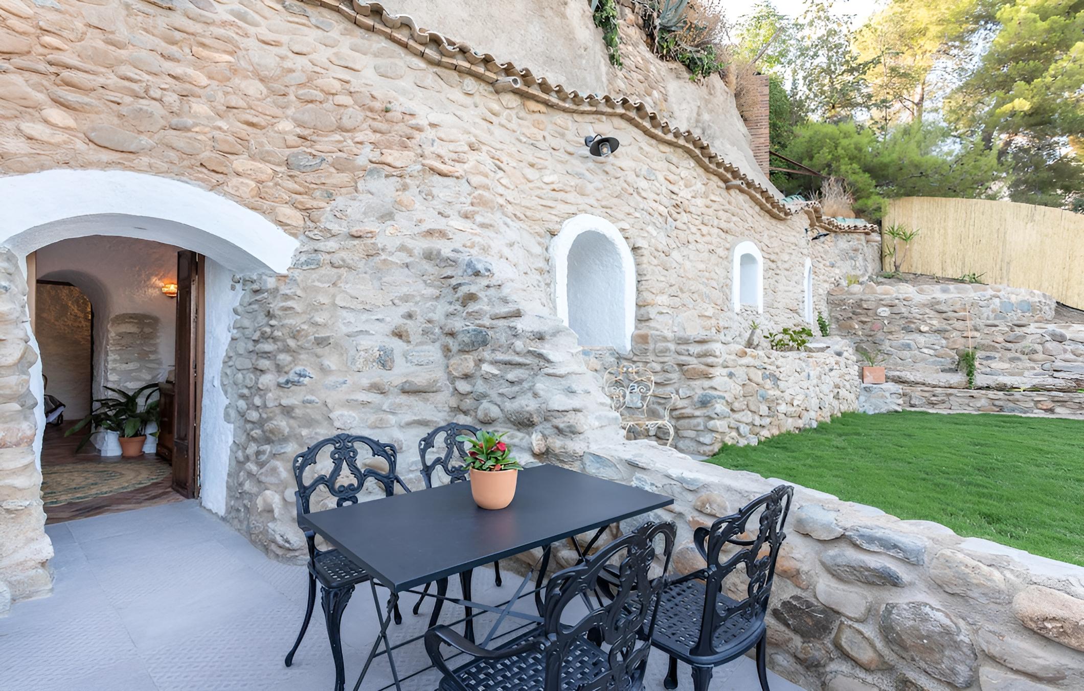 Traditional Cave House With Swimming Pool Near to City Center. Cueva del Cadí view 5