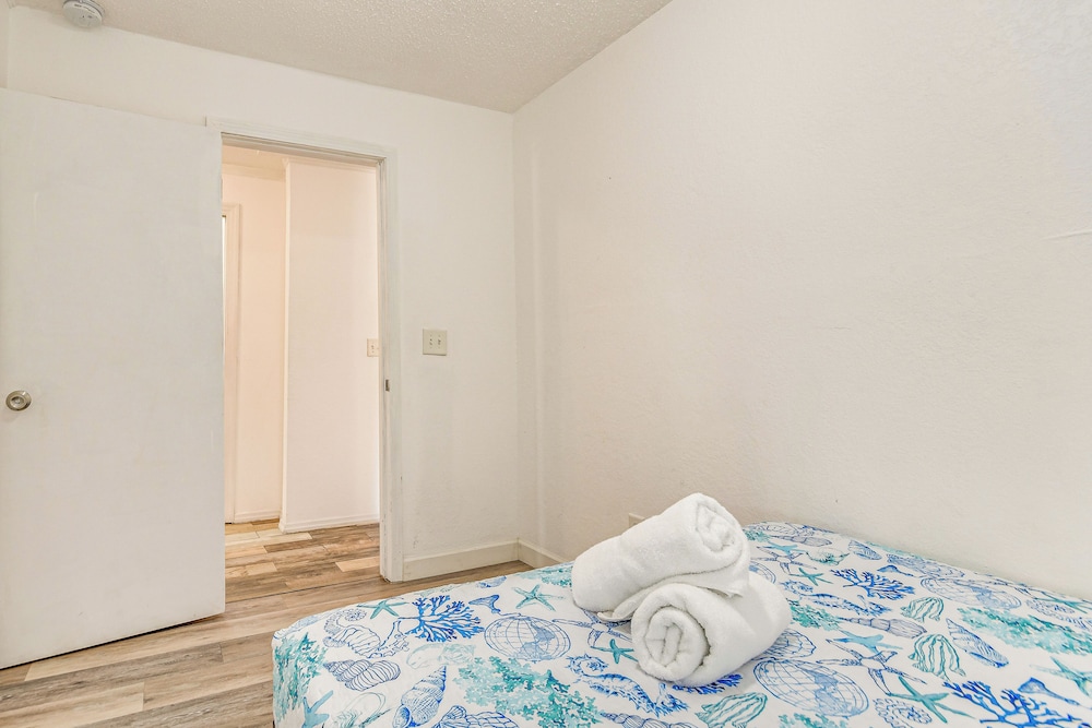 4 Mi to Beach: Spacious Fort Walton Beach Retreat!