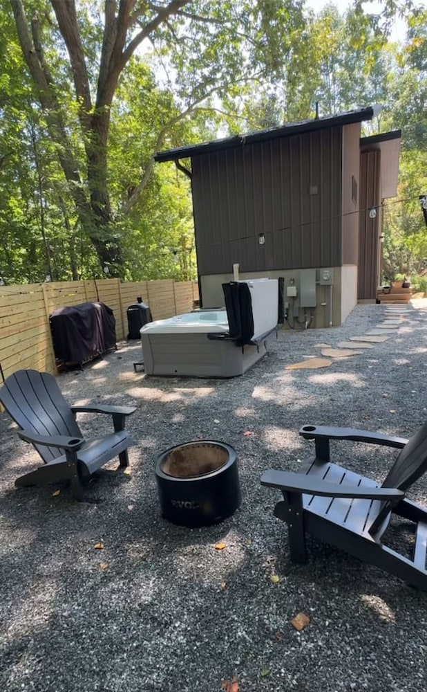 Romantic Couples Getaway 4 Miles to DT Hot Tub Haus 43