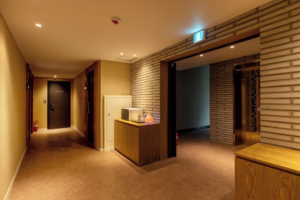 AVENUE S HOTEL
