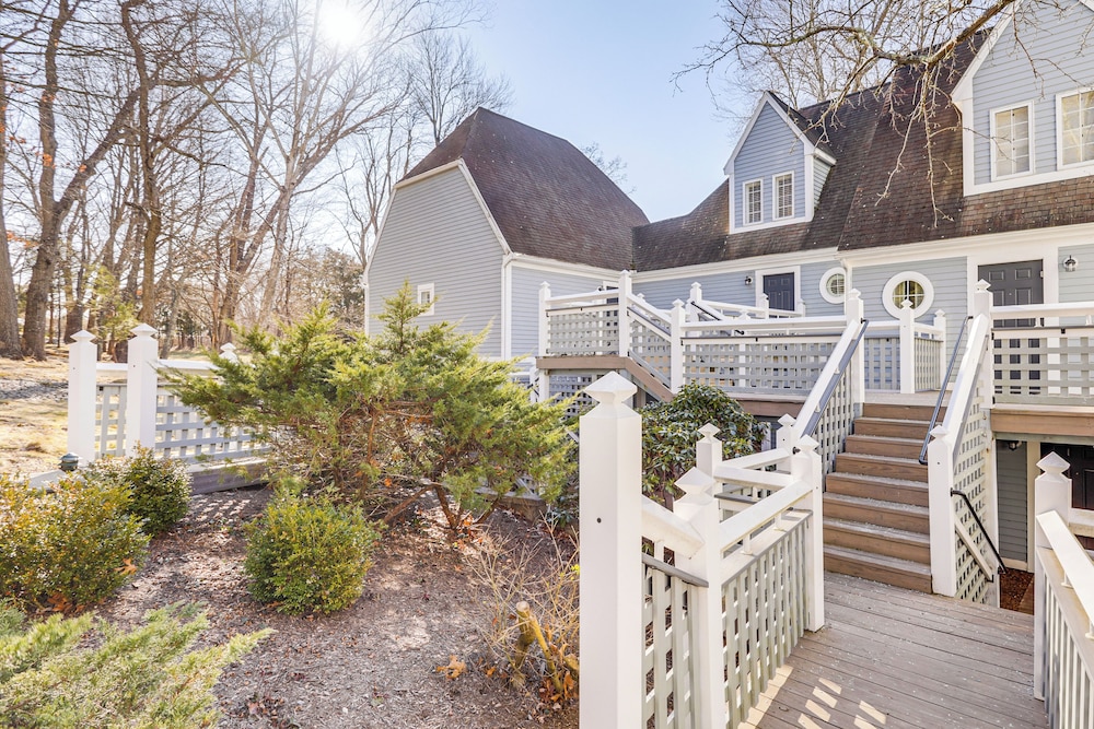 1 Mi to Mohegan Sun: Studio w/ Golf Course Views