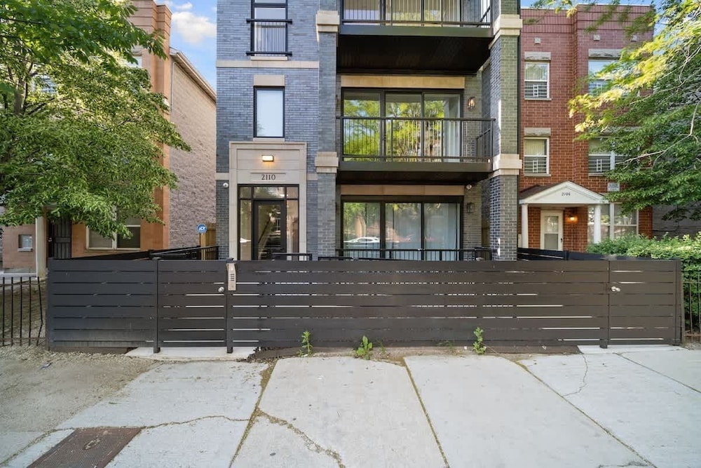 New 3 Bed by United Center w Parking Balcony