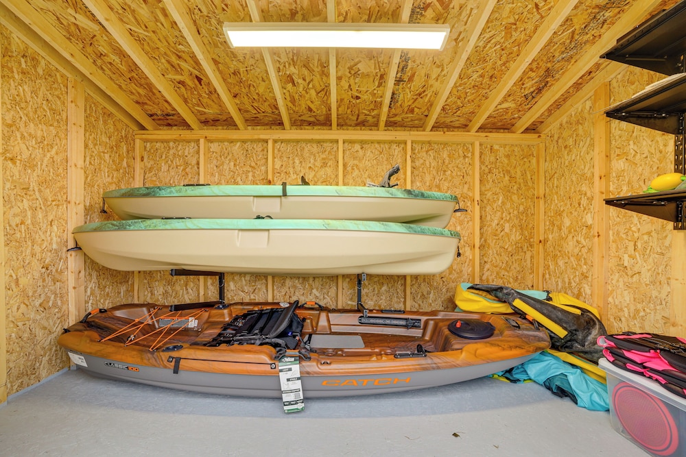 Hot Tub, Fire Pit! High-end Cedar Creek Lake Haven