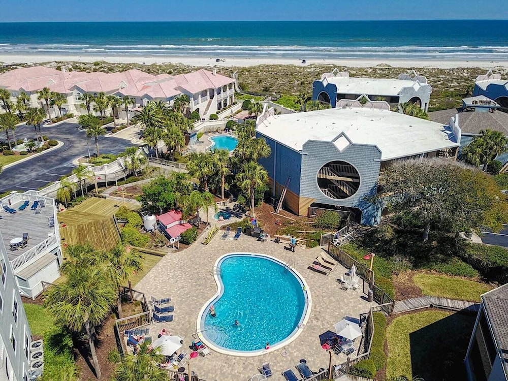 Chic Resort-style Condo, Beachfront & Pool View