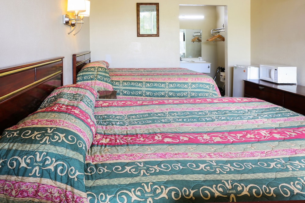 Opelika Vacations - Springwood Hotel - Property Image 35