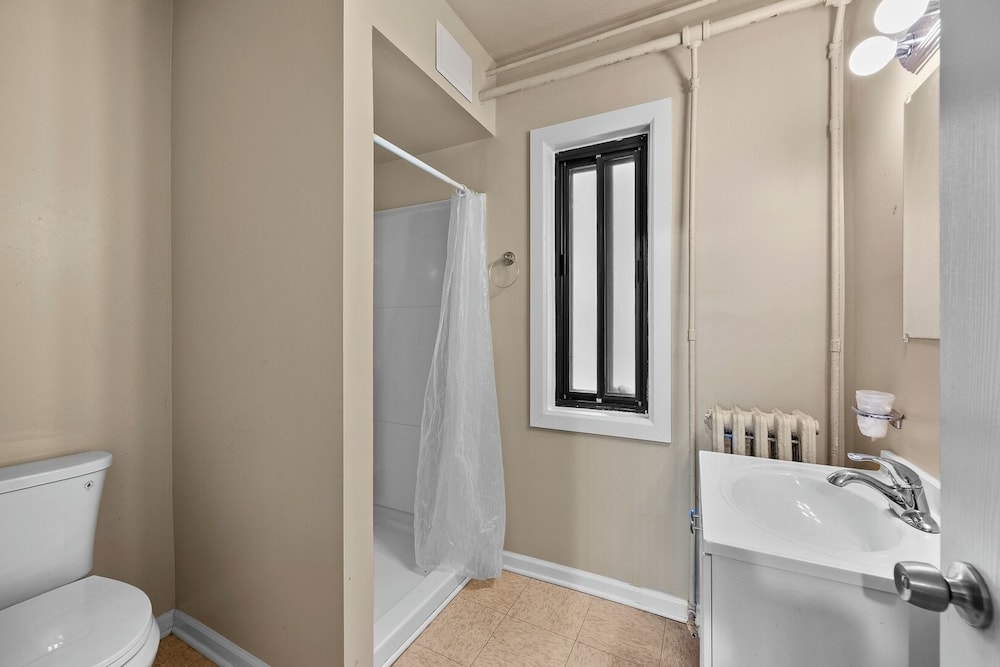 Cozy 1BR Apt AC & Parking Brownstown