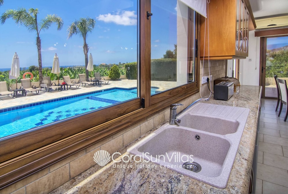 Family Villa Short Walk To Coral Bay Strip 5 Min and Pub, Shops etc