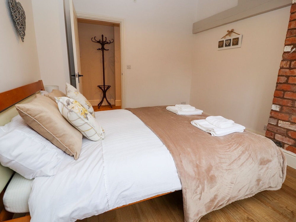 Commonwood Cottage view 4