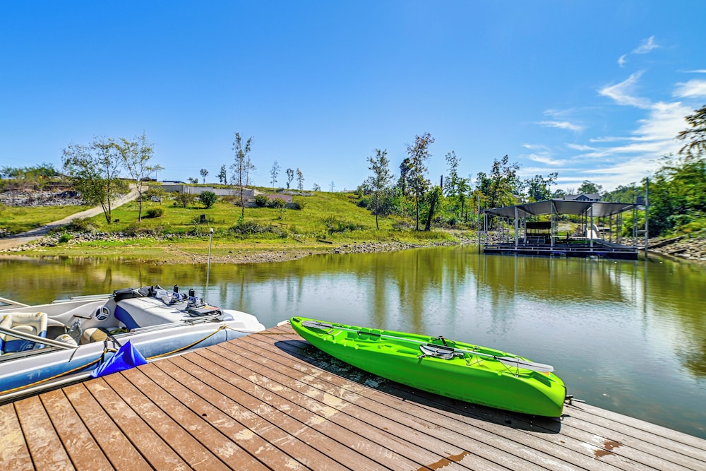 Large Deck & Shared Dock: Cabin on Kentucky Lake!