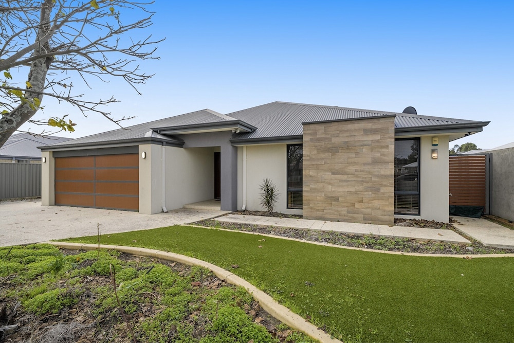Spacious 4-bed House With Outdoor Area