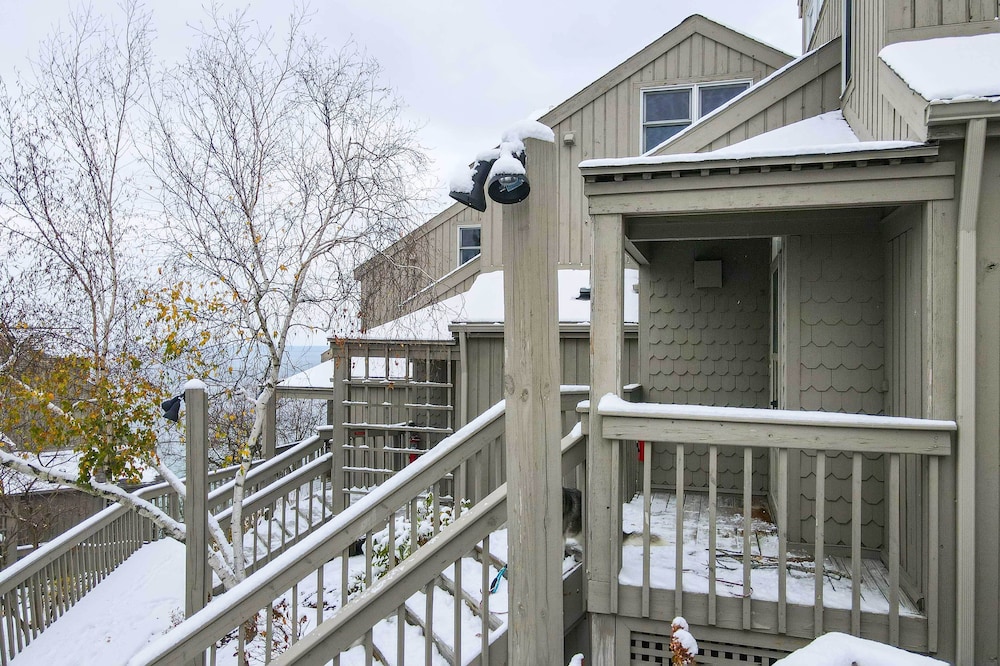 Glen Arbor Condo w/ Balcony & Ski/beach Access!