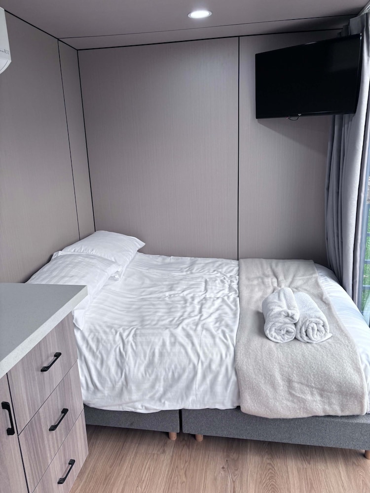 Glamping Pod With a Hot Tub in Orchard