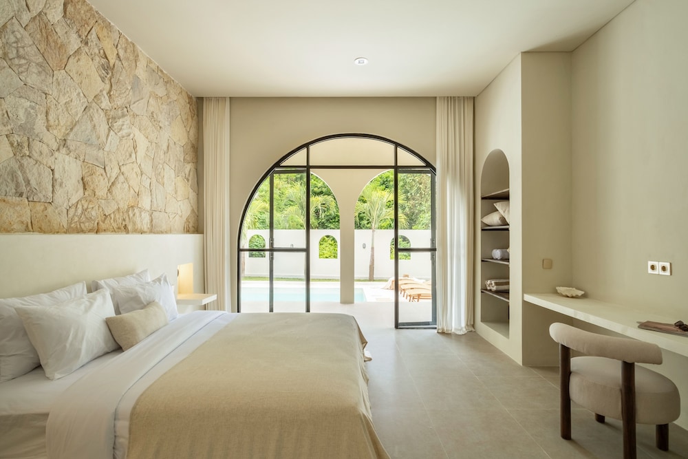 Tropical 3BR Villa in Canggu view 4