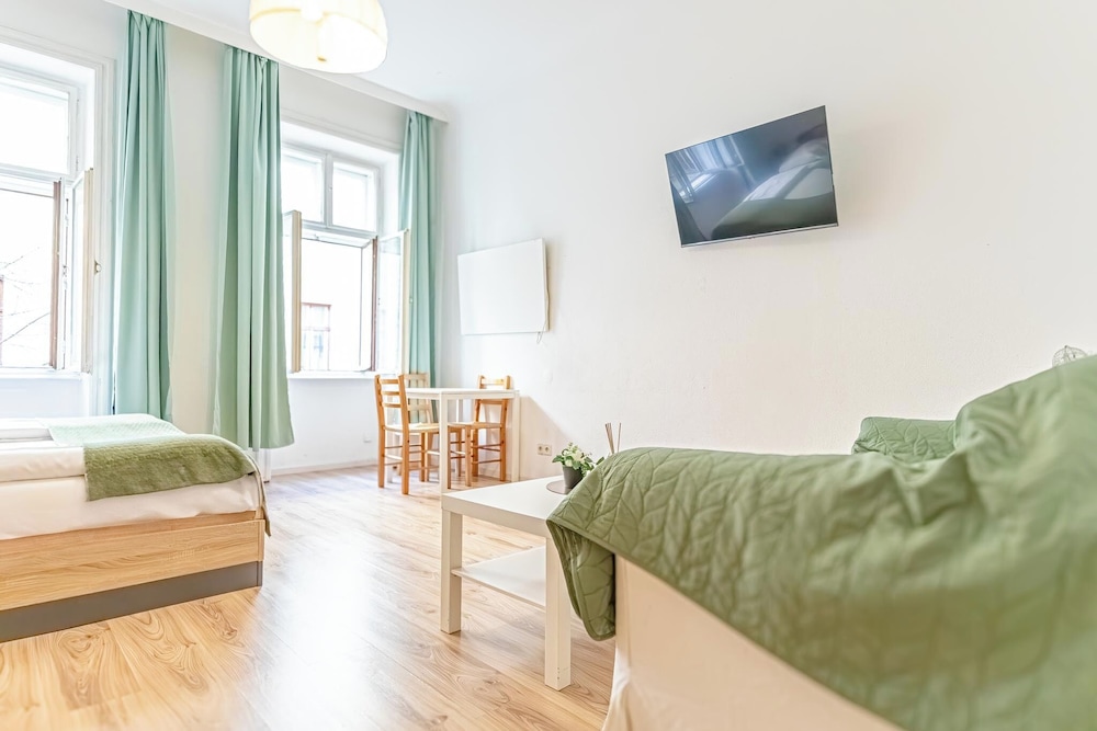 Simple 1BR Apt Long Stay Near Belvedere