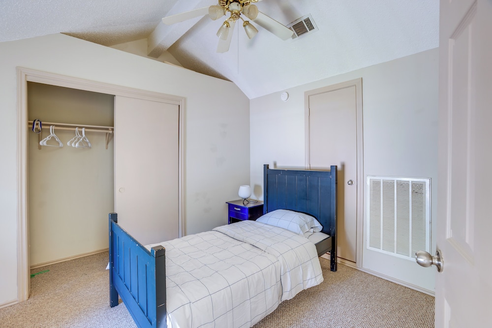 2 Mi to Houston Funplex: Home w/ Private Yard!