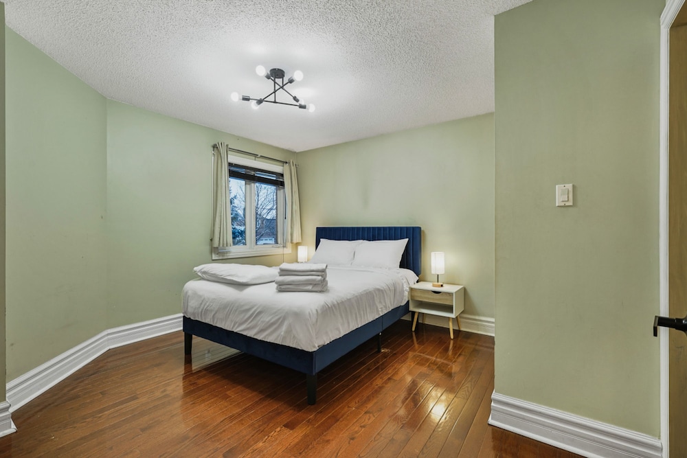 Mississauga Retreat Your Spacious 5-bedroom Home
