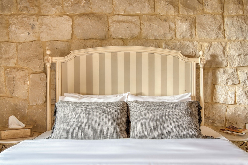 Red Oak House With Garden & Terrace in Assia, Batroun