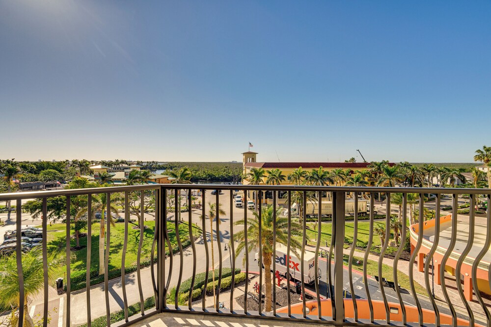 Walk to Marina + Restaurants: Cape Coral Escape!