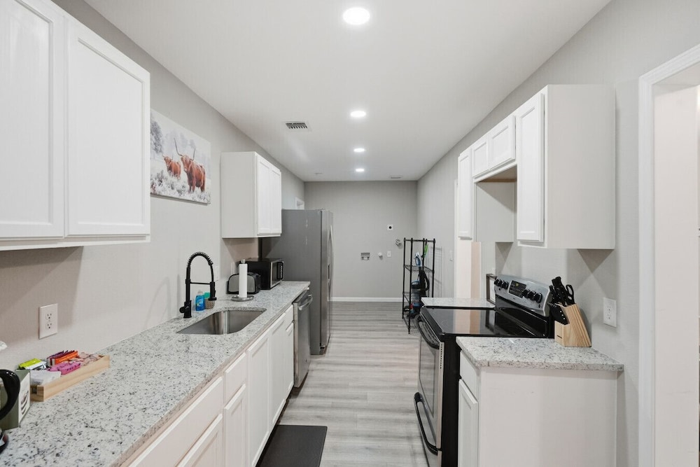 Spacious 4BR Gem Family-friendly Near Downtown
